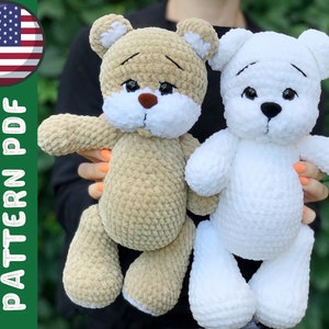 Puede incluir: Dos osos de peluche tejidos a crochet, uno marrón y otro blanco, con ojos negros y una nariz negra. Los osos están sentados en el regazo de una persona.