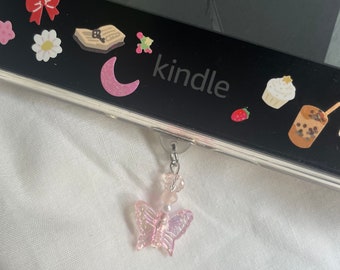 Roze vlindercharme Kindle-stofplug | Kindle, e-reader, accessoire, sieraden, vlinder, esthetiek, reader, boek, leesgrage etc