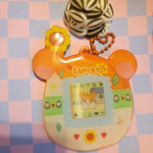 Llavero Lenticular Hamagotchi / Hamtaro Tamagotchi Fan Art / Kawaii Retro Anime Charm