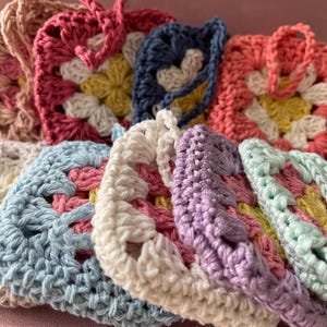 Borsa granny square realizzata a mano all'uncinetto: piccola, pratica e semplicemente carina!