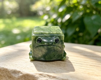Natural Serpentine Jade Cube Frog Figurine，green crystal Square frog，Animal Carving，Desk Decor Ornament