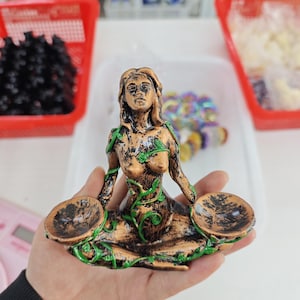 4.5“Golden Statue Of Goddess Gaia Sculpture,Resin Decorations,Mother Earth Resin Decorations,Goddess Gaia Carved,Gift,Religious Decorations
