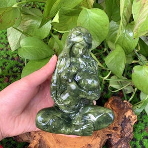Escultura de la Diosa Madre Tierra de Unakita tallada a mano: Crystal Gaia Decor Green Jade