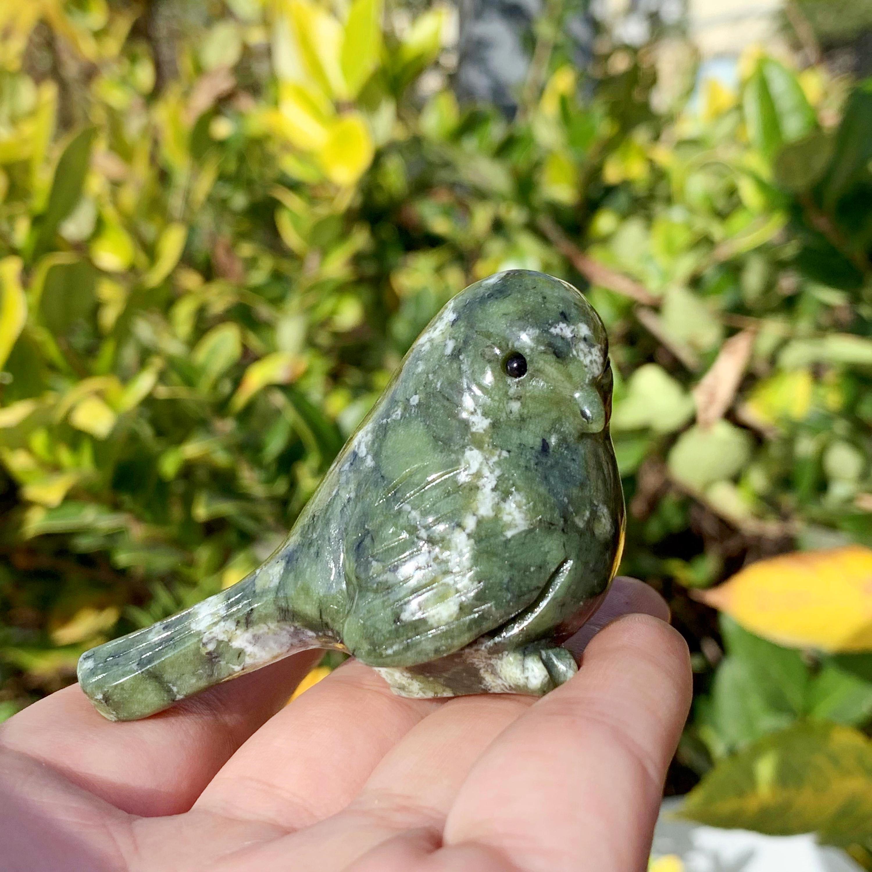 緑翡翠の鳥彫刻：天然秀岩石クリスタルヒーリング - Etsy 日本