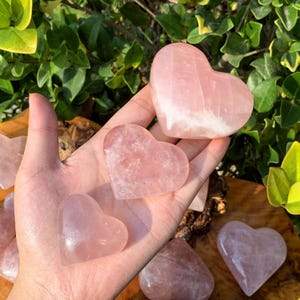 Natürliches Rosenquarz-Herz, Kristallherz, Herzskulptur, Innendekoration, Mineralprobe, Kristallchakra, Kristallheilung, Kristallgeschenke.