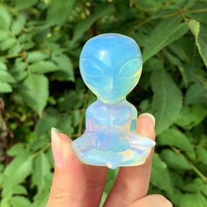 2.3&quot; Hand White Opalite Yoga Alien Skull,Crystal Alien Skull,Mineral Specimen,Crystal Gift,Home Decoration,Crystal Sculpture,Reiki Heal 1pc