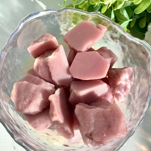 Natuurlijk roze opaal rauw kristal van topkwaliteit - liefde, genezing en zachte transformatie - inclusief affirmaties en zorgkaarten