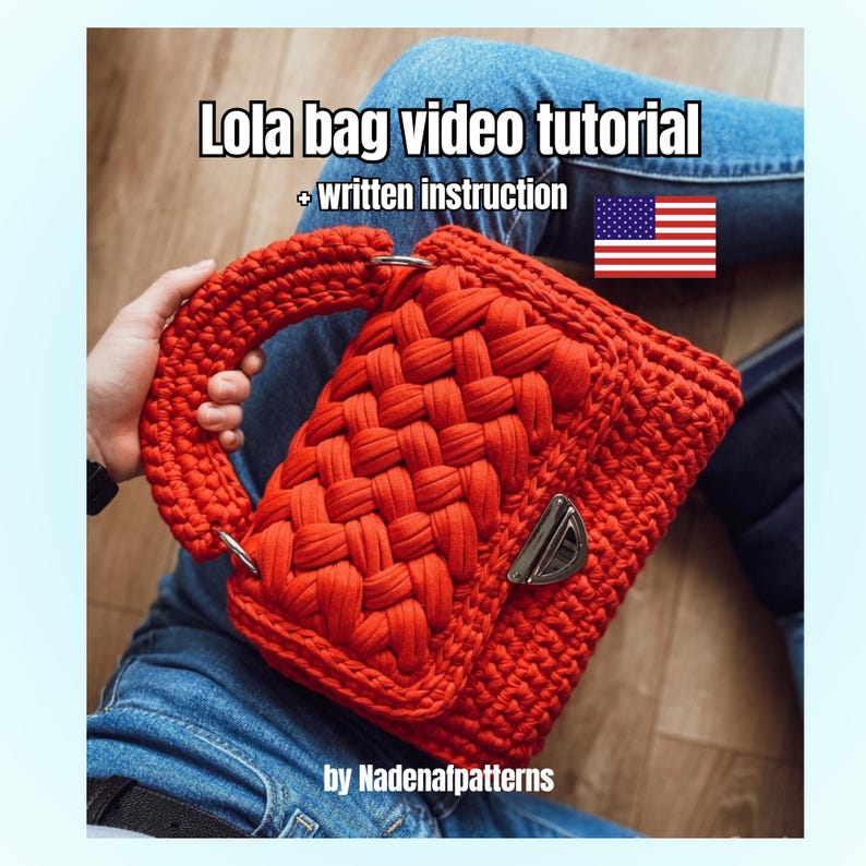 Op de afbeelding: Een feloranje gehaakte handtas met een dikke gevlochten textuur, een stevig handvat en een zilverkleurige metalen draaisluiting. De afbeelding bevat de tekst Lola bag video tutorial + written instruction by Nadenafpatterns en een Amerikaanse vlag.