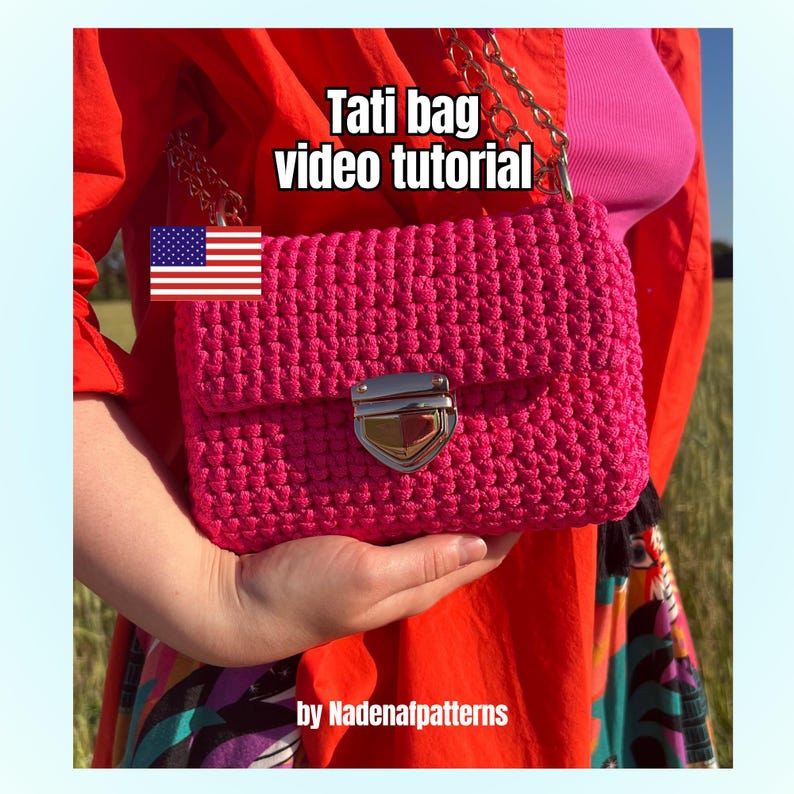 K&ouml;nnte beinhalten: Eine leuchtend pinke geh&auml;kelte Handtasche mit einem silberfarbenen Verschluss und einem goldfarbenen Kettenriemen. Der Text Tati bag video tutorial und by Nadenafpatterns ist sichtbar, zusammen mit einer kleinen US-Flagge auf der Tasche.