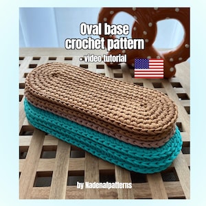 Può includere: Due basi ovali all'uncinetto impilate, una color marrone chiaro e una color turchese. Il testo recita Oval base crochet pattern + video tutorial, con un'icona della bandiera degli Stati Uniti e il testo by Nadenafpatterns in basso.
