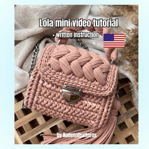 Könnte beinhalten: Eine altrosa gehäkelte Minitasche mit geflochtenem Griff, silbernem Metallverschluss und langer Quaste. Der Text lautet Lola mini video tutorial + written instruction by Nadenafpatterns, ergänzt durch ein kleines US-Flaggen-Symbol.
