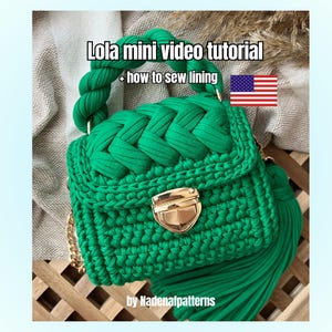Puede incluir: Un bolso de ganchillo verde brillante con un asa trenzada gruesa, un cierre de metal dorado y una borla verde a juego. El texto dice Lola mini video tutorial + how to sew lining by Nadenafpatterns con un peque&ntilde;o icono de la bandera de EE. UU.