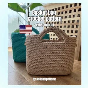 Op de afbeelding: Een beige gehaakte mandtas met een afgerond handvat en een gestructureerd steekpatroon, geplaatst voor een groenblauwe gehaakte tas. De afbeelding bevat de tekst Basket bag crochet pattern + video tutorial en by Nadenafpatterns.