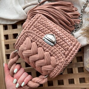 Patrón de bolso de crochet, videotutorial paso a paso, manualidades y proyectos diy, accesorios hechos a mano, bolso de malvavisco, instrucciones de punto puff, imagen 4