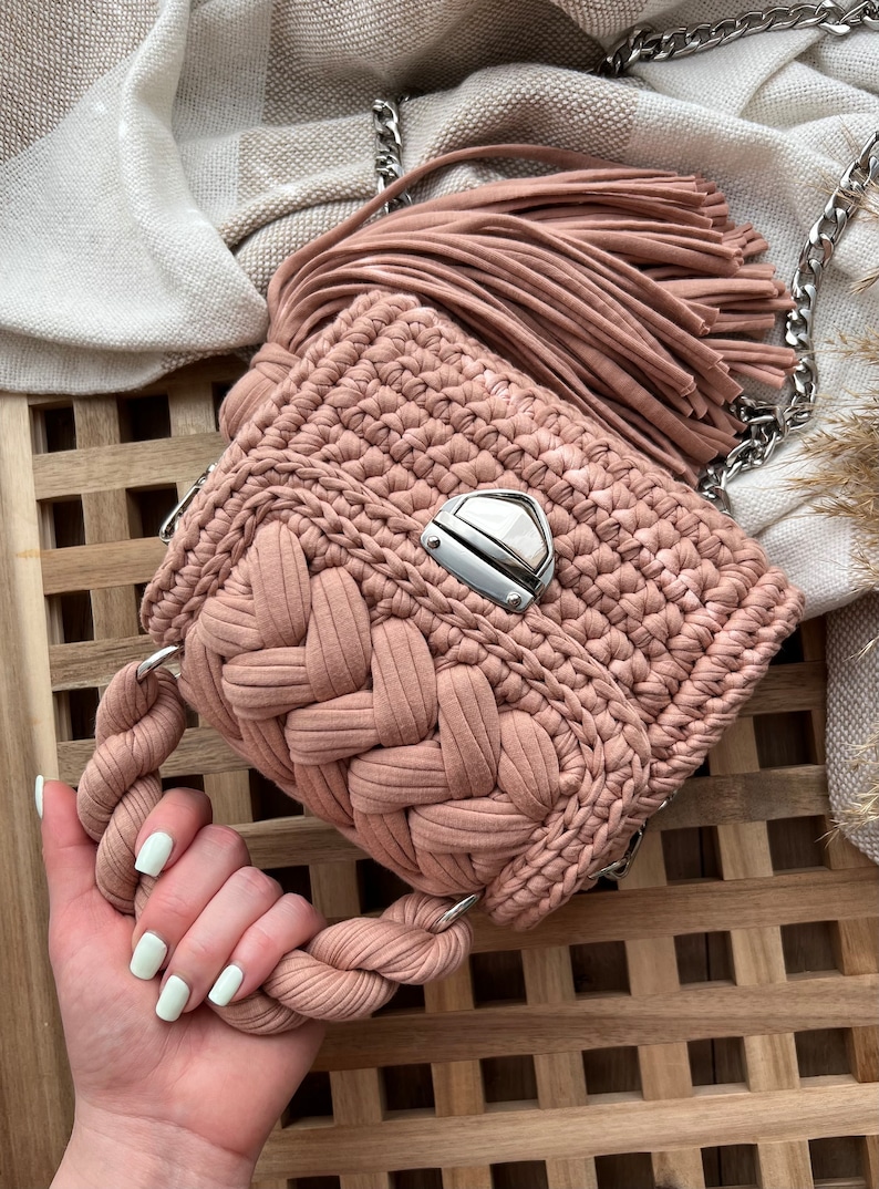 Patrón de bolso de crochet, videotutorial paso a paso, manualidades y proyectos diy, accesorios hechos a mano, bolso de malvavisco, instrucciones de punto puff, imagen 4