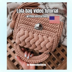 Könnte beinhalten: Eine gehäkelte Tasche in Altrosa mit geflochtener Frontklappe, silberfarbenem Metallverschluss und passendem Griff. Das Bild enthält den Text Lola bag video tutorial + written instruction, ein US-Flaggen-Symbol und by Nadenafpatterns.