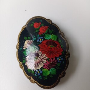 Vintage ruso laca broche-pintado a mano-firmado -pintado a mano broche ruso broche de cuento de hadas ruso firmado por artista