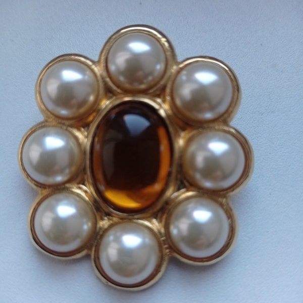 Broche en Résine Dorée Perles et Cabochon en verre brun.