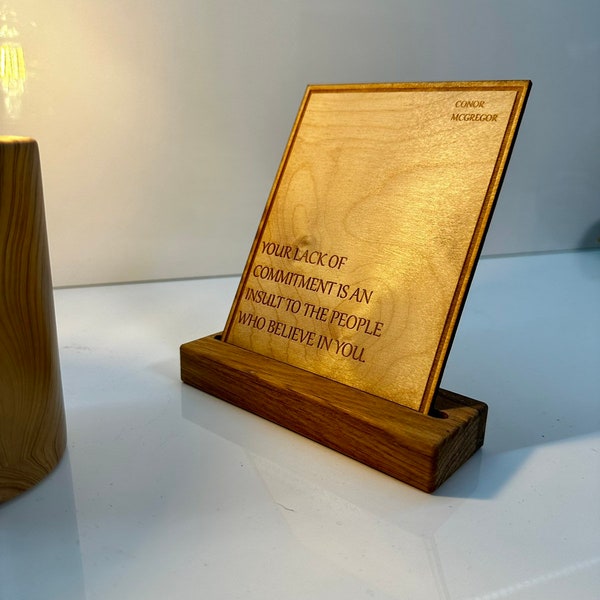 Uw gebrek aan toewijding is een belediging voor de mensen die in u geloven. Motiverende bureaudecoratie houten plaquette