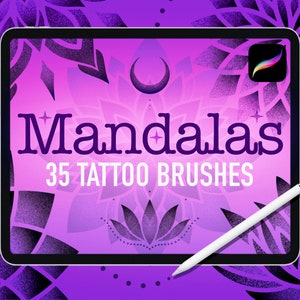 Pode incluir: Uma tela de tablet digital mostrando um design de mandala roxo e preto com o texto "Mandala 35 Tattoo Brushes". O tablet está em um fundo roxo com designs de mandala pretos.