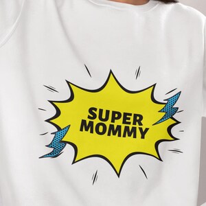 Maglietta Super Mamma, Maglietta Mamma in Stile Fumetto Divertente, PNG per la Festa della Mamma, Mamma PNG, Design per Maglietta, PNG Mamma alla Moda, Regalo per la Festa della Mamma