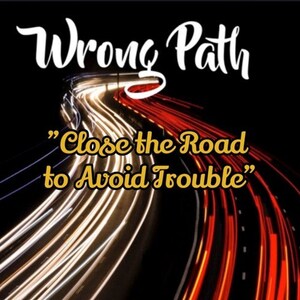 Peut inclure: Un fond sombre avec une image floue d'une autoroute de nuit. Le texte "Wrong Path" est en lettres cursives blanches en haut de l'image. Le texte "Close the Road to Avoid Trouble" est en lettres cursives jaunes sous l'image de l'autoroute.