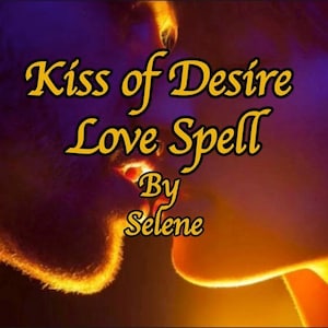 Könnte beinhalten: Ein Paar küsst sich mit einem feurigen orangenen Schein um sie herum. Der Text "Kiss of Desire Love Spell By Selene" ist in gelber Kursivschrift geschrieben.