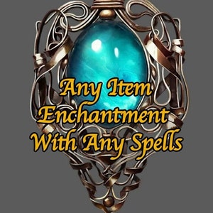Könnte beinhalten: Ein dekorativer Anhänger mit einem großen, türkisfarbenen Edelstein, der in einen goldfarbenen Metallrahmen gefasst ist. Der Anhänger weist komplizierte, wirbelnde Designs und den Text "Any Item Enchantment With Any Spells" auf.