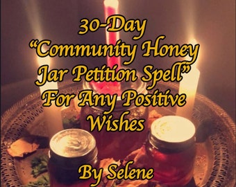 Può includere: Un vassoio d'argento con tre barattoli di vetro pieni di miele, circondati da fiori secchi e candele accese. Il testo "30-Day "Community Honey Jar Petition Spell" For Any Positive Wishes By Selene" è scritto in giallo su sfondo nero.