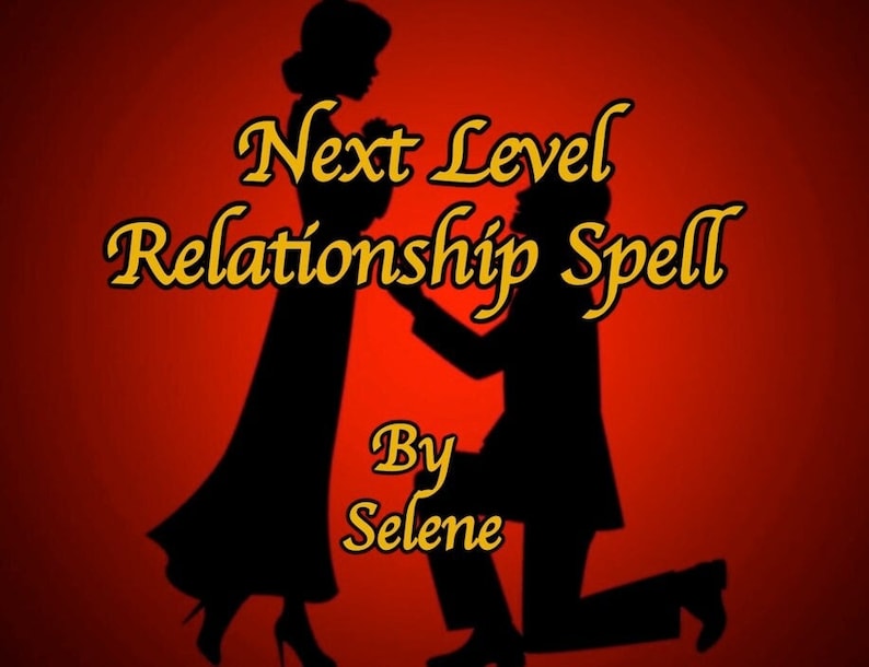 Pu&ograve; includere: Silhouette di una coppia in una posa romantica, con il testo "Next Level Relationship Spell By Selene" in lettere dorate su uno sfondo rosso.