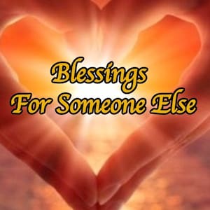 Op de afbeelding: Twee handen vormen een hartvorm met een helder licht dat erdoorheen schijnt. De tekst "Blessings For Someone Else" is geschreven in gouden letters.