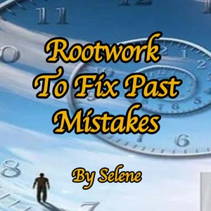 以下が含まれることがあります： ローマ数字と渦巻き模様の青い時計の文字盤。 「Rootwork To Fix Past Mistakes」というテキストが黄色の筆記体で書かれています。 「By Selene」というテキストが時計の下に黄色の筆記体で書かれています。
