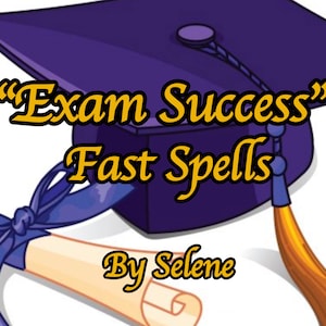 Op de afbeelding: Een paarse graduatiecap met een gouden kwast en een opgerolde diploma met een blauw lint. De tekst "Exam Success" en "Fast Spells" is geschreven in gouden letters. De tekst "By Selene" is geschreven in gouden letters onder het diploma.