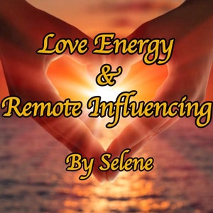 Op de afbeelding: Twee handen vormen een hartvorm met een feloranje zonsondergang op de achtergrond. De tekst "Love Energy & Remote Influencing By Selene" is geschreven in gele cursieve letters.