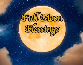 Può includere: Una luna piena in un cielo notturno stellato. La luna è gialla e il cielo è blu scuro. Il testo "Full Moon Blessings" è scritto in giallo sulla luna.