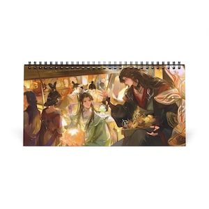 Puede incluir: Calendario encuadernado en espiral con una ilustración de una escena de mercado. La obra de arte presenta a personas con vestimenta asiática tradicional, con iluminación cálida y diseños de personajes detallados. La paleta de colores incluye tonos de rojo, verde y dorado.