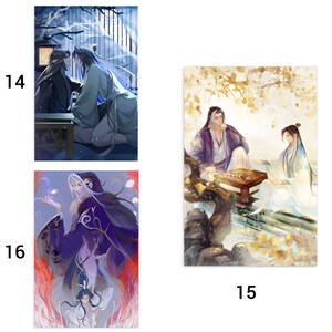 Pode incluir: Dois homens com roupas tradicionais chinesas est&atilde;o sentados a uma mesa jogando um jogo. A mesa &eacute; decorada com um tabuleiro de jogo e pe&ccedil;as. Os homens est&atilde;o cercados por uma bela paisagem de &aacute;rvores e &aacute;gua.