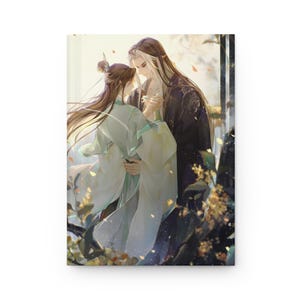 Puede incluir: Un diario con una ilustración romántica de dos figuras abrazándose. Una figura viste una túnica verde claro, mientras que la otra lleva una túnica negra. La obra de arte tiene un estilo suave y pictórico con una paleta de colores cálidos y acentos florales.