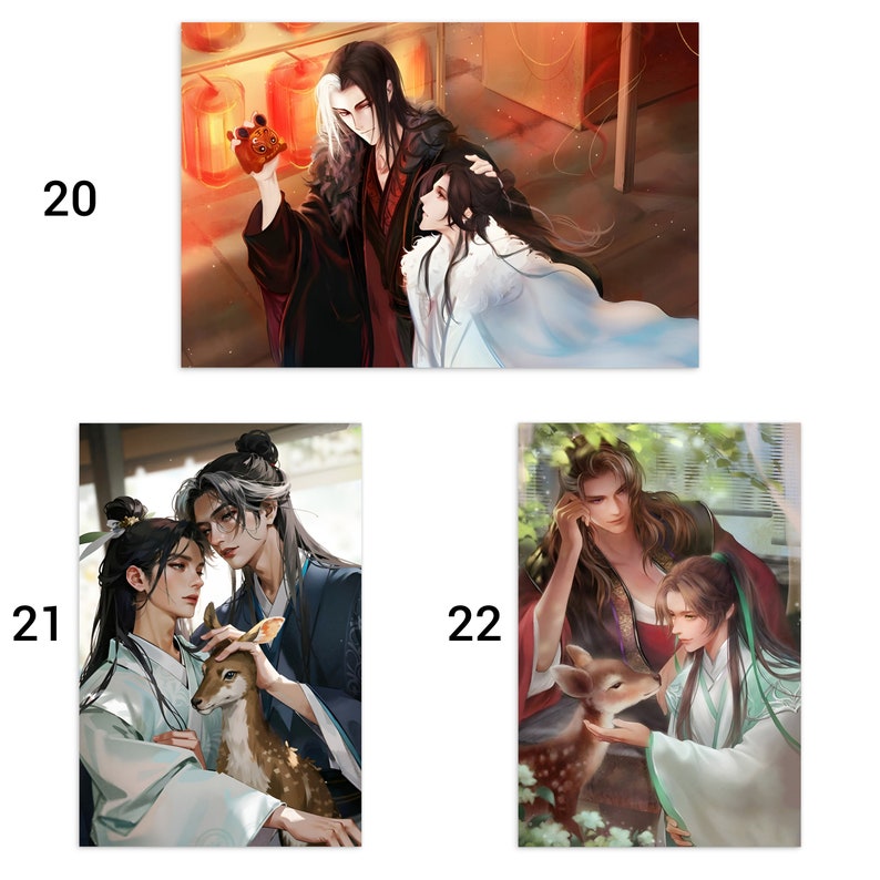 Pode incluir: Dois homens com roupas tradicionais chinesas est&atilde;o juntos, um de preto e outro de branco. Ambos sorriem e olham para a c&acirc;mera. O homem de preto est&aacute; segurando uma pequena lanterna vermelha. O fundo &eacute; uma imagem desfocada de uma rua da cidade.