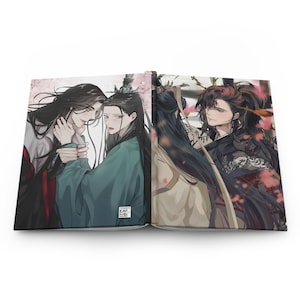 Puede incluir: Diario abierto con una ilustración de estilo anime de dos figuras con vestimenta asiática tradicional. Las figuras tienen pelo largo y negro y ropa detallada, sobre un fondo de flores rosas.