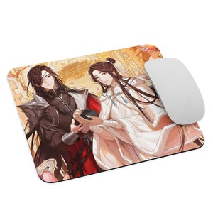 Puede incluir: Una alfombrilla de ratón con una ilustración de dos personas con ropa tradicional china. La persona de la izquierda lleva un atuendo negro y rojo con una larga peluca negra. La persona de la derecha lleva un atuendo blanco con una larga peluca negra. El fondo es un diseño dorado y blanco.