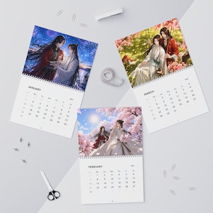 Puede incluir: Un calendario de pared para 2027 con tres páginas que muestran ilustraciones estilo anime de dos personajes con ropas tradicionales. La página de enero muestra una escena nocturna con fuegos artificiales, febrero un paisaje de cerezos y marzo un bosque.