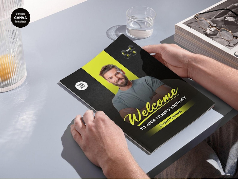Może przedstawiać: Broszura fitness z czarno-ż&oacute;łtym designem, trzymana przez osobę. Okładka zawiera zdjęcie mężczyzny i słowo "Welcome" w ozdobnej czcionce. Widoczny jest r&oacute;wnież tekst "TO YOUR FITNESS JOURNEY" i "CLIENT'S NAME".