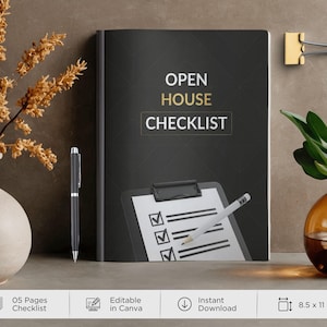 Puede incluir: Un cuaderno negro con el texto "OPEN HOUSE CHECKLIST" en dorado y blanco. El cuaderno está junto a un bolígrafo, un jarrón con flores secas y una pequeña planta en un jarrón de cristal marrón. El cuaderno mide 21,59 x 27,94 cm.