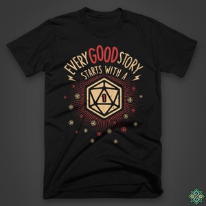 Può includere: T-shirt nera con una grafica in stile vintage che presenta un dado a 20 facce con il numero 1, circondato da dadi più piccoli e il testo "Every good story starts with a 1".