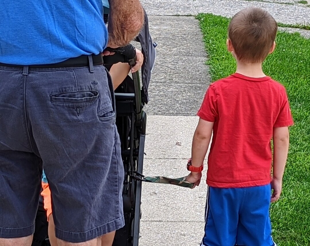 Toddler Hands Free Safety Device Wrist Strap Helping Handle Parking Lot Safety Travel With