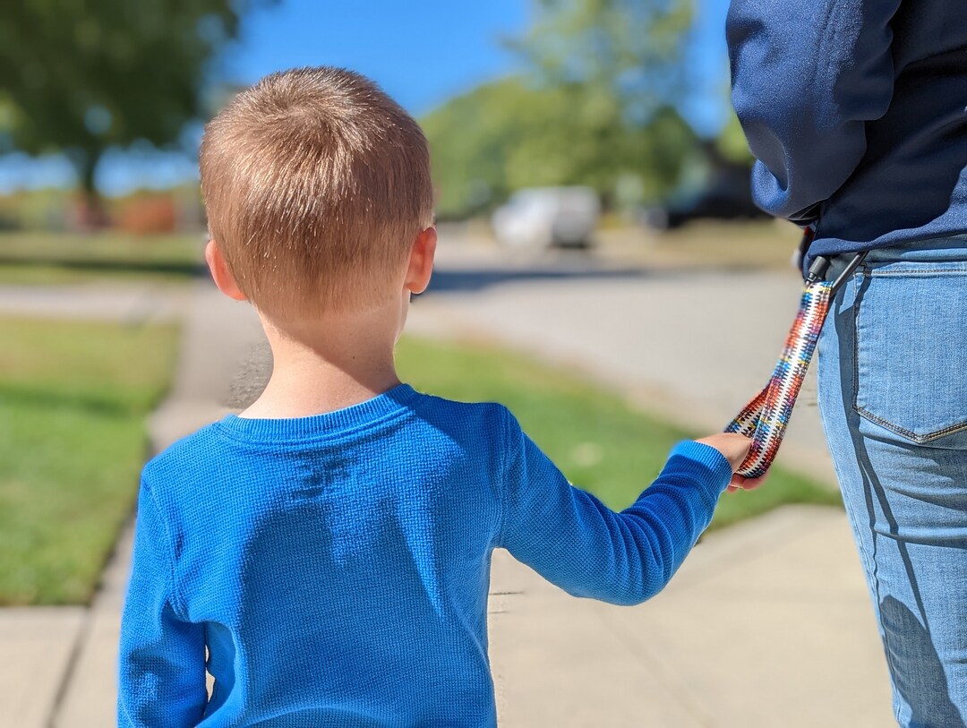 Toddler Hands Free Safety Device Wrist Strap Helping Handle Parking Lot Safety Travel With