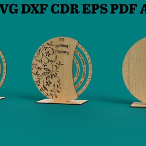 以下が含まれることがあります： 花柄の装飾が施された木製の手回し式卓上カレンダー3つ。それぞれ円形の台座と、年と曜日が刻まれた回転盤がついています。