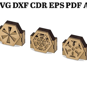 Puede incluir: Tres posavasos hexagonales de madera con intrincados diseños cortados con láser. Los posavasos presentan un copo de nieve, una estrella de rayos y un patrón geométrico.