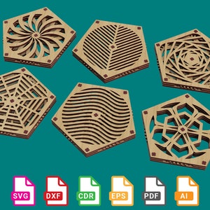 Può includere: Sei sottobicchieri esagonali in legno con intricati disegni tagliati al laser. I sottobicchieri presentano motivi geometrici di colore marrone chiaro. I disegni includono una spirale, una griglia, un fiore, un'onda, una ragnatela e un'esplosione di stelle.